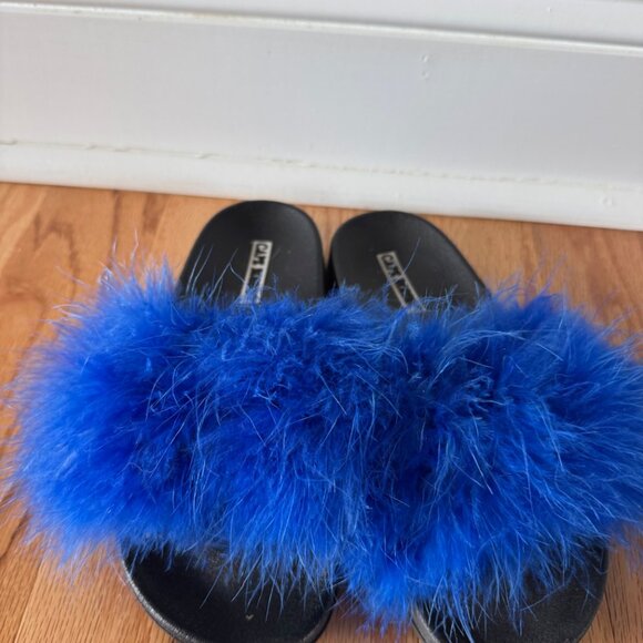 Cape Robbin Blue Feather Slides Size 6 - Picture 2 of 3